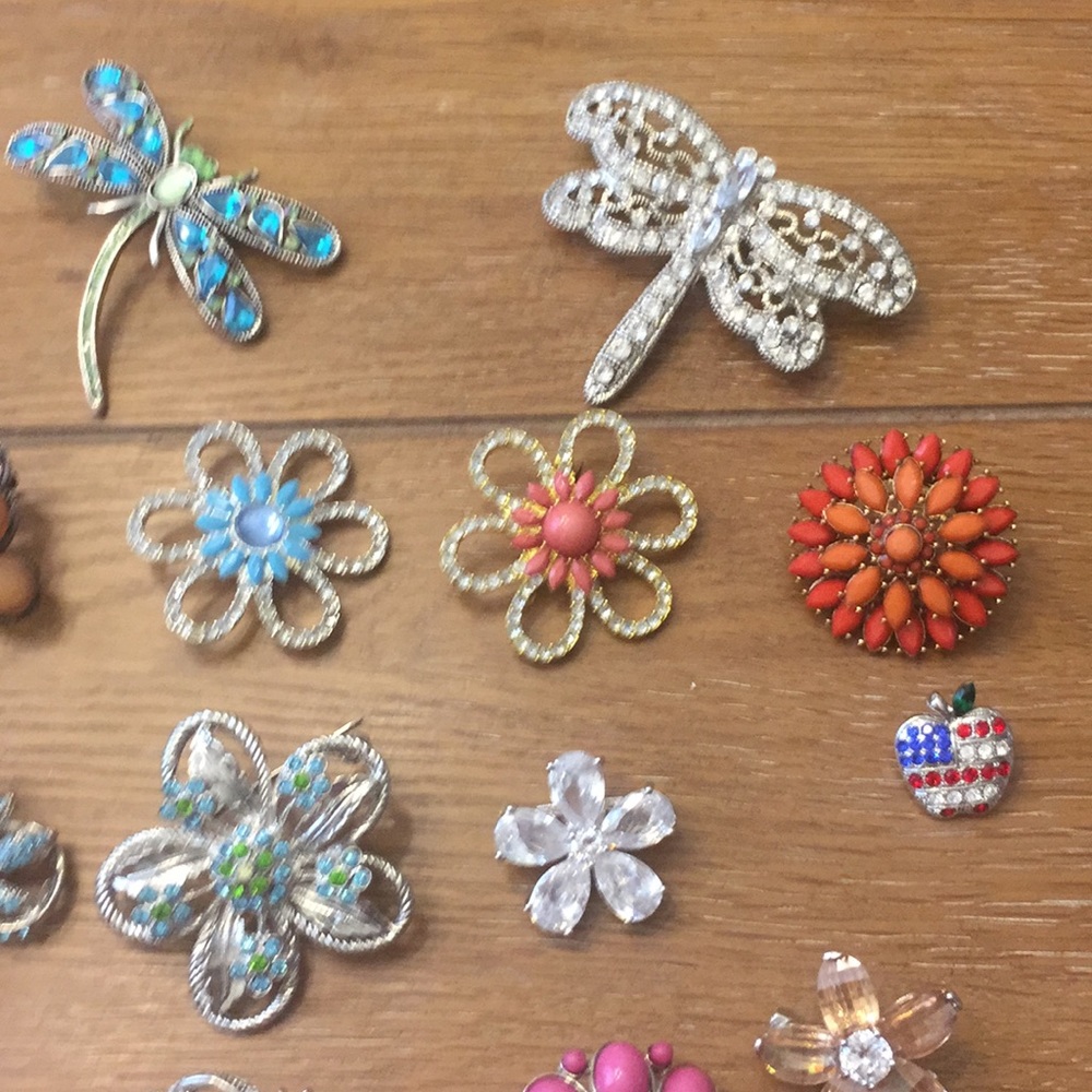 22 Pins - Picture 2 of 6